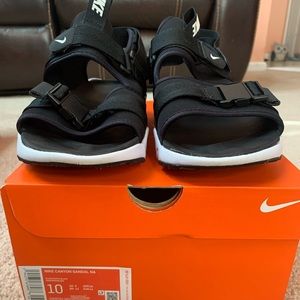 VGUC-Men’s Nike Canyon sandal size 10